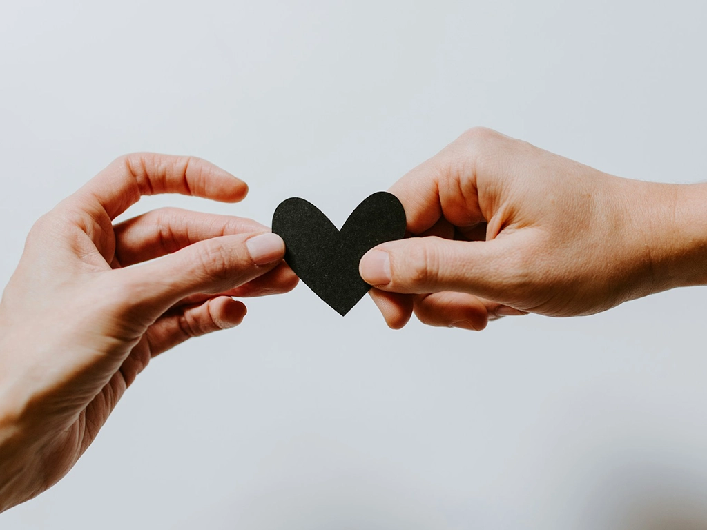 Manos sujetando corazón