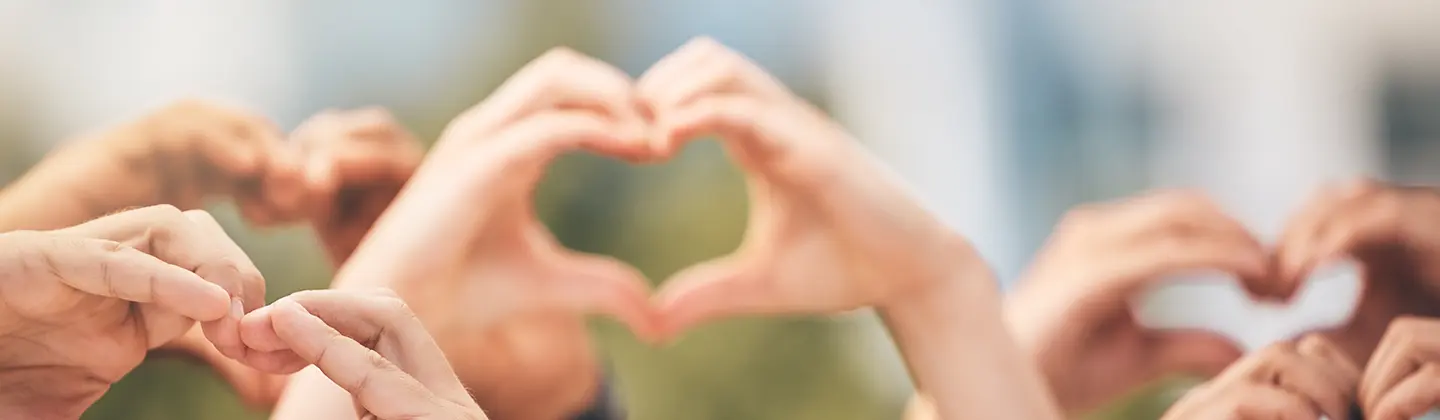 Manos formando un corazón